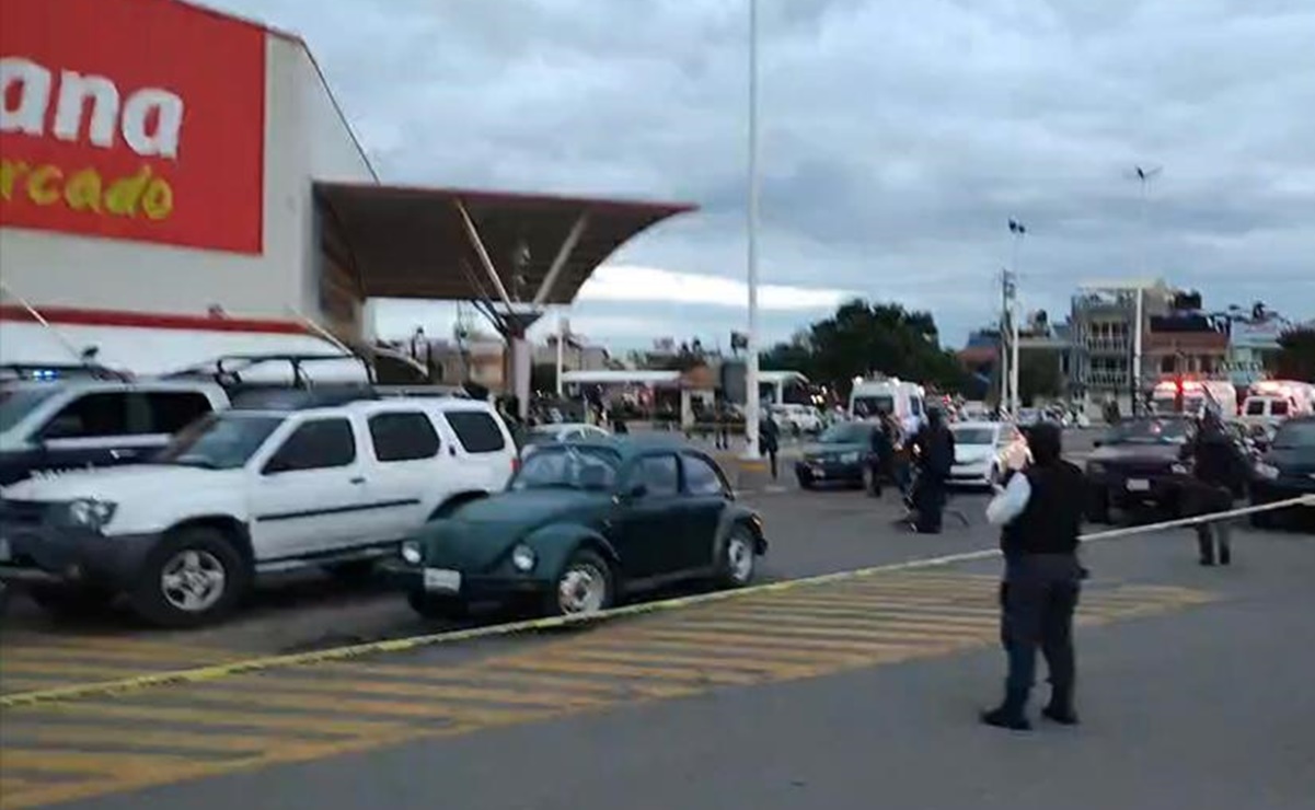 Balean a 3 policías municipales afuera de un súper en Guadalupe, Zacatecas; hay un agresor muerto