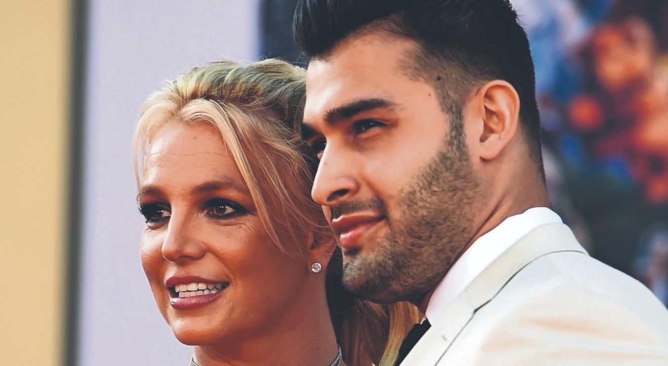 Britney Spears, captada sin el anillo de boda y un osito de peluche