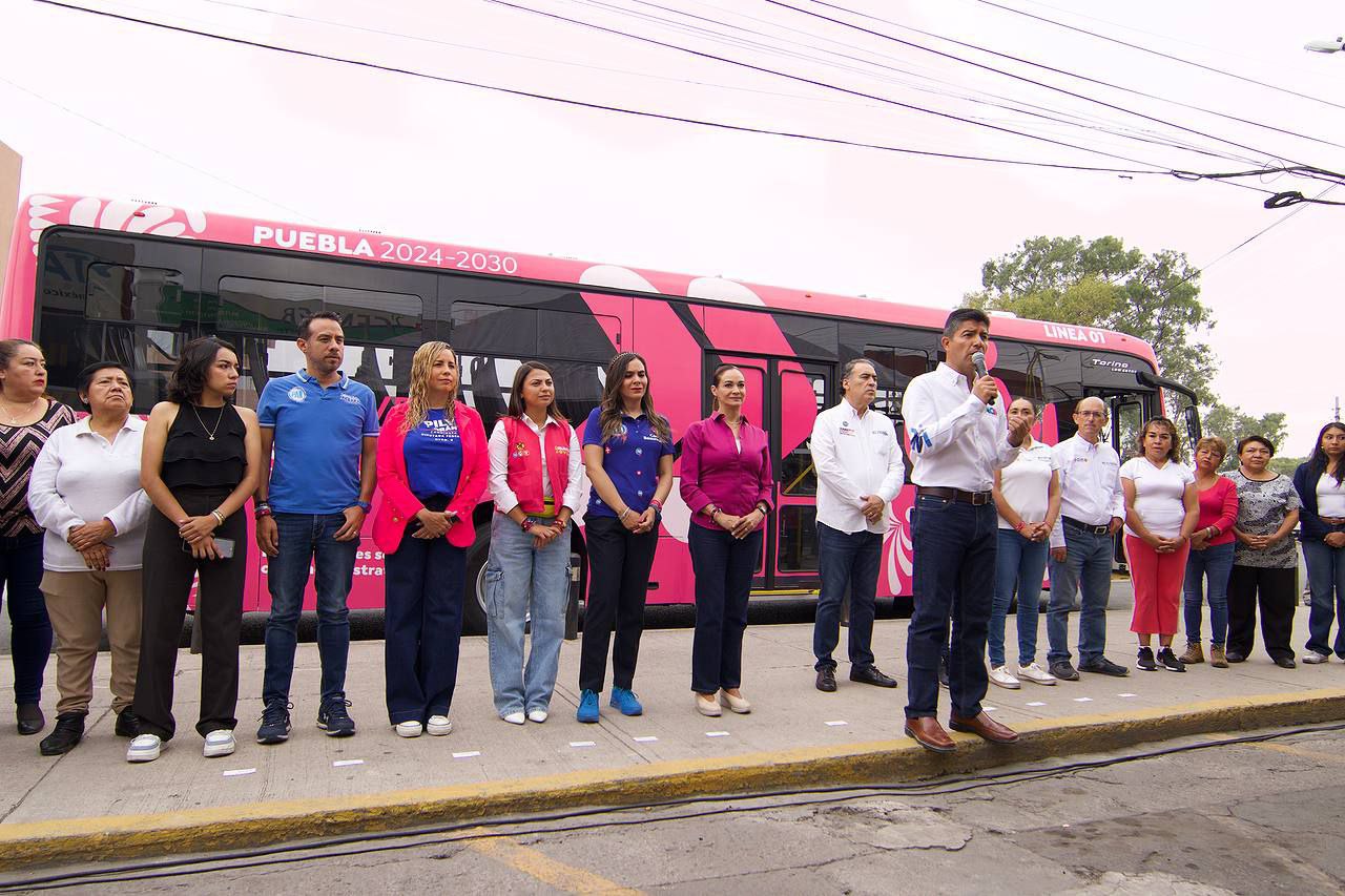 Lalo Rivera presenta el transporte rosa para mujeres