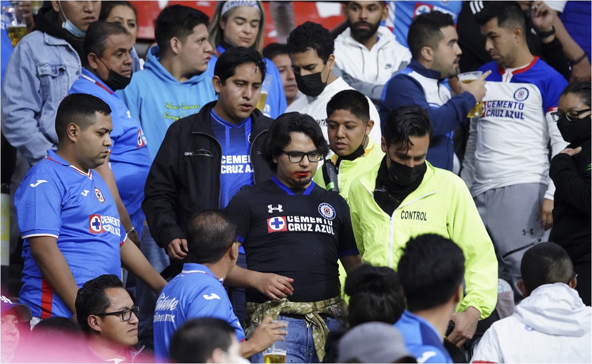 Aficionados son expulsados del estadio Azteca por el grito homofóbico