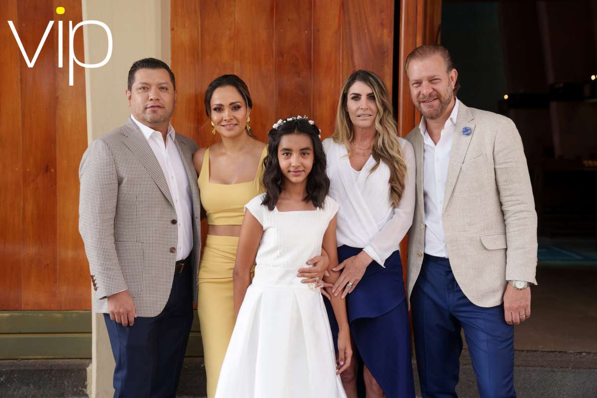 María Antonia Sandhú Villegas recibe la Primera Comunión