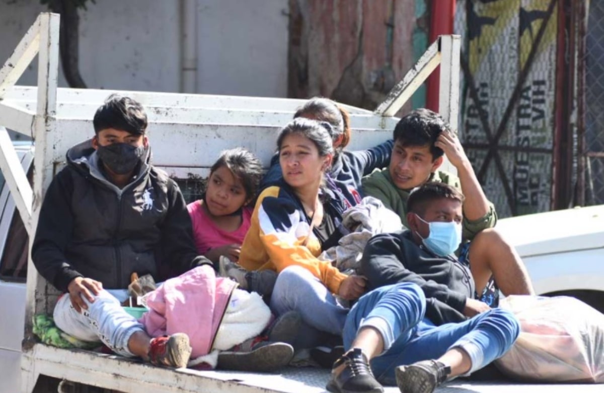 Damnificados duermen en la calle para evitar rapiña en sus casas tras explosión en Puebla 