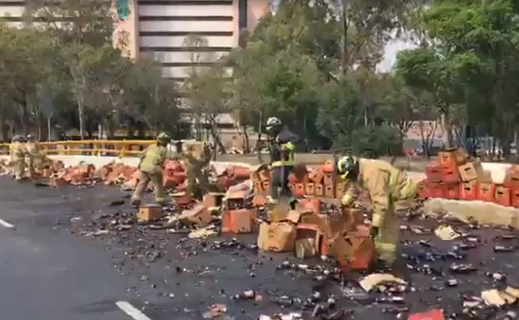 Tráiler deja caer cientos de cervezas en Circuito Interior