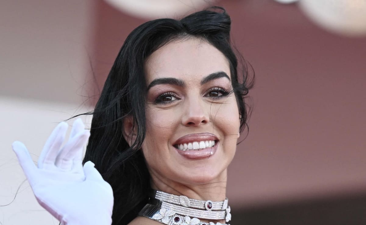 Georgina Rodríguez enseña sus curvas con un dramático vestido rojo en Venecia