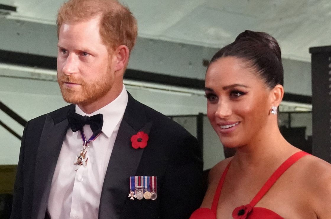 Meghan Markle, con escotado vestido de Carolina Herrera, acude a evento que honra a los héroes de guerra