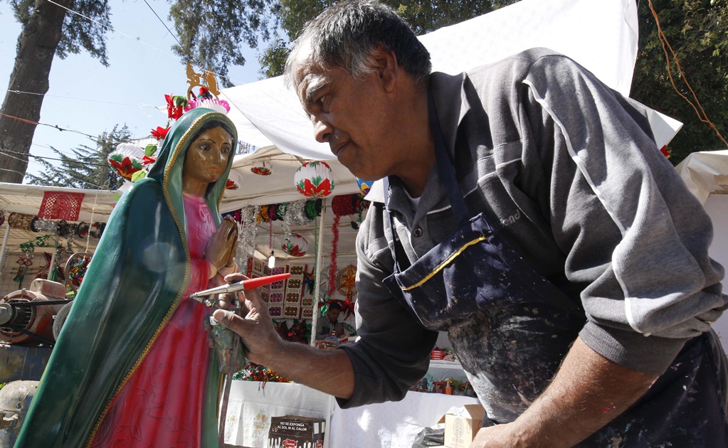 Restaurar vírgenes de Guadalupe, un oficio que se mantiene vivo