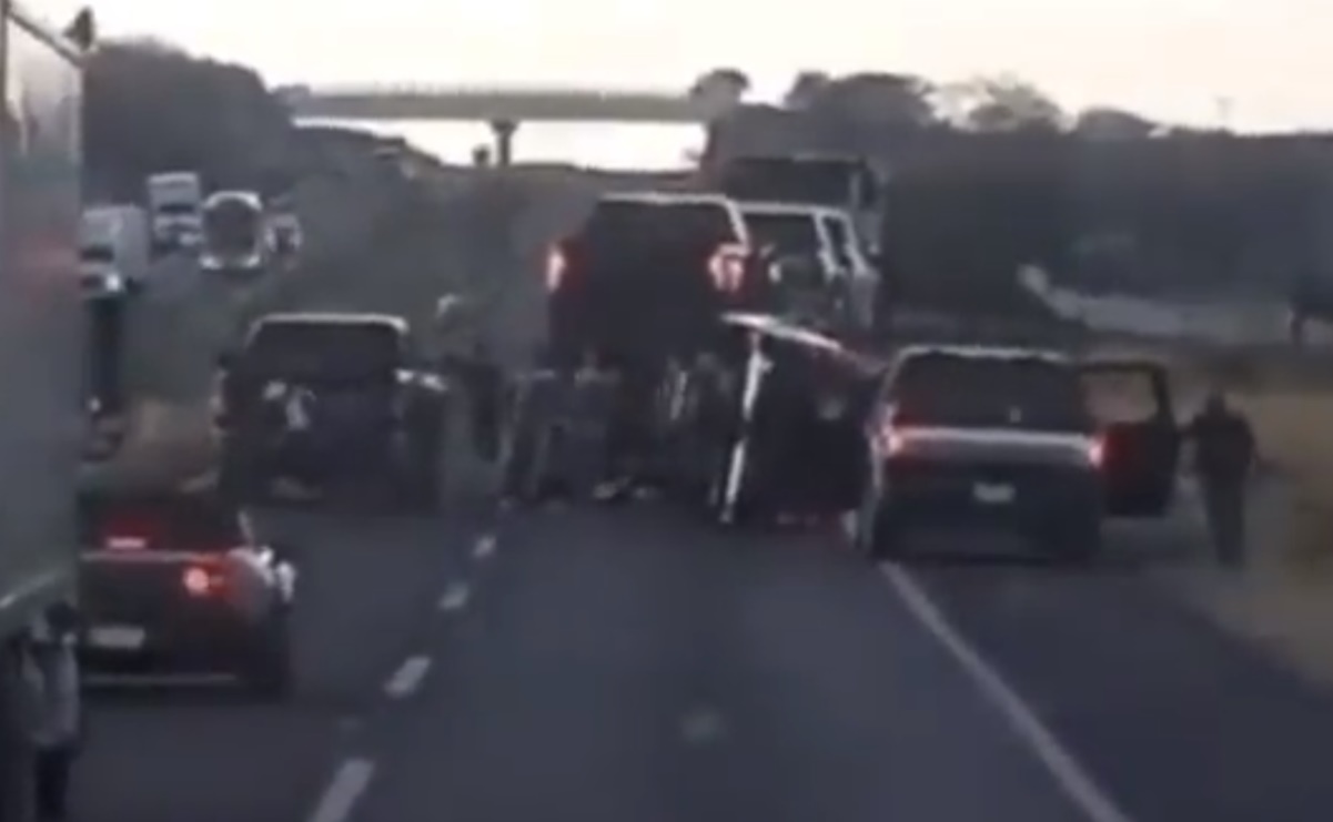 Bloquean autopista para robar camionetas de lujo en Jalisco