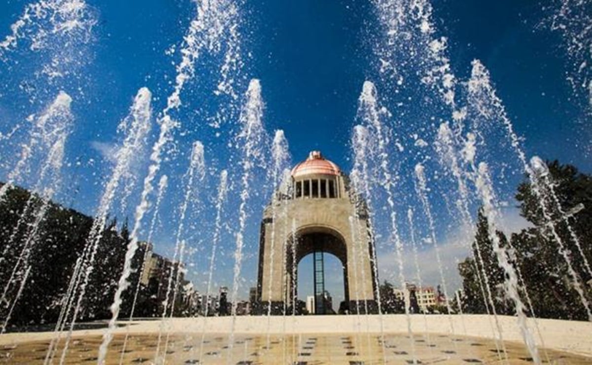 VIDEO: sin importar el calor, cientos de personas acuden al Monumento a la Revolución para bailar y seguir celebrando a las mamás