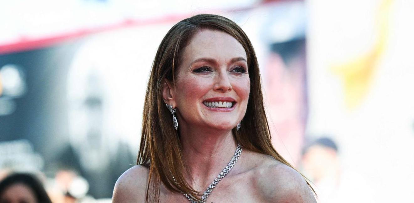 El atrevido escote de Julianne Moore, de Armani Privé, que dejó ver cada centímetro de su piel de porcelana