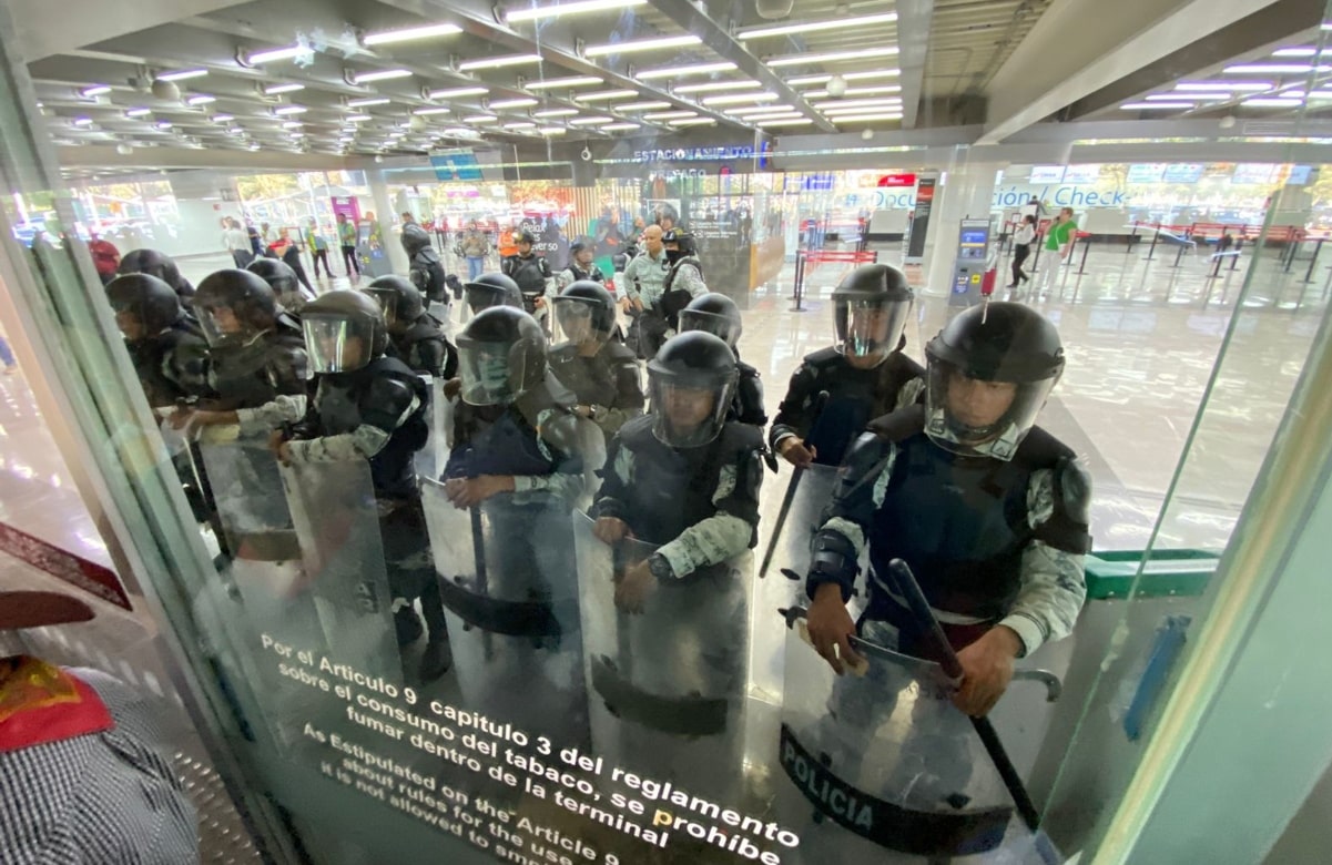 Suman más de 7 mil pasajeros afectados y 57 vuelos cancelados por bloqueo en aeropuerto de Culiacán