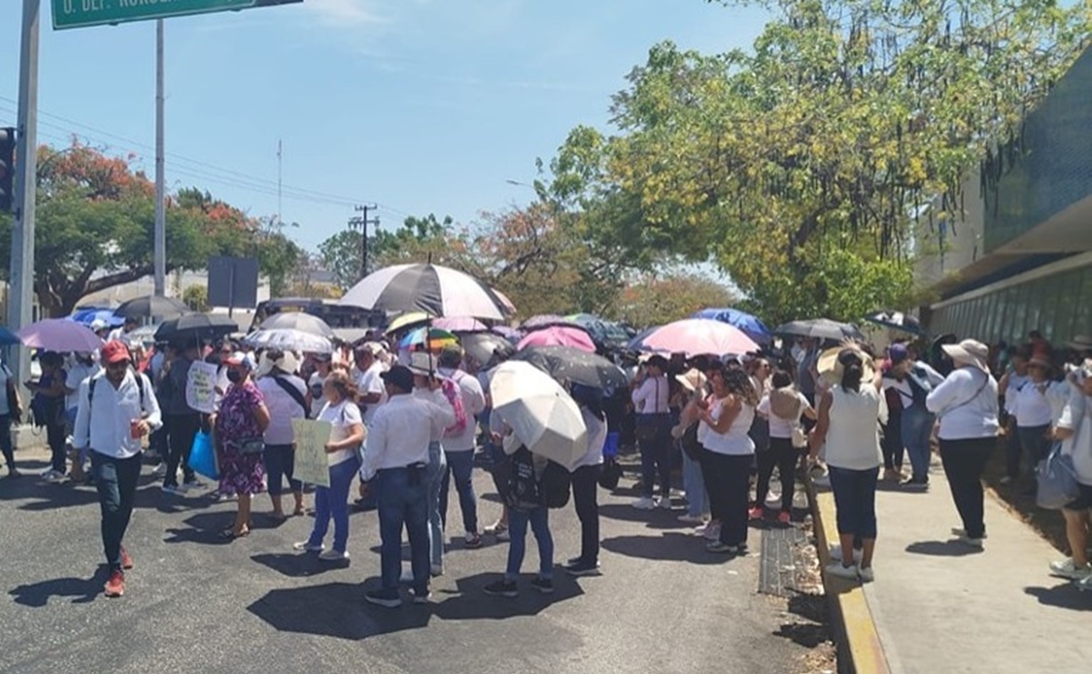 Maestros marchan y bloquean avenida en Mérida, Yucatán; exigen aumento salarial