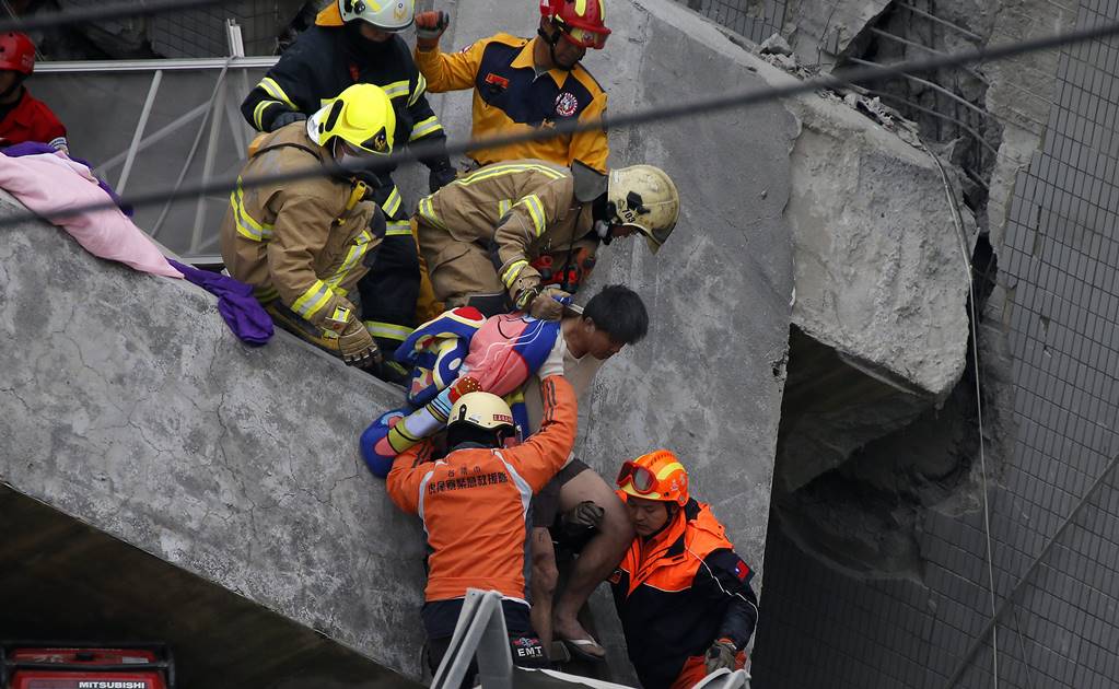 Van 5 muertos y 120 atrapados por sismo en Taiwán