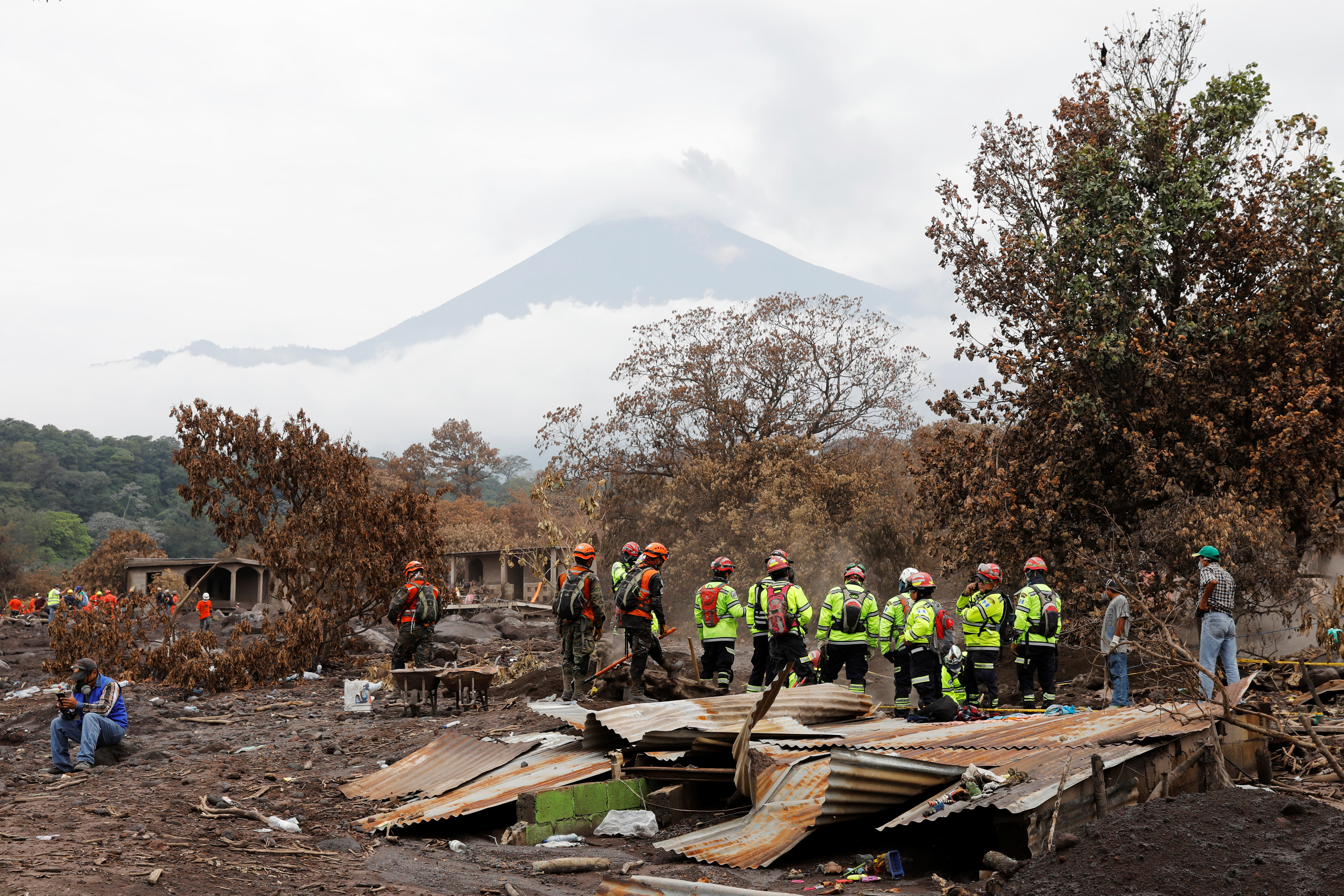 Volcán de Fuego de Guatemala sigue con explosiones y constantes avalanchas