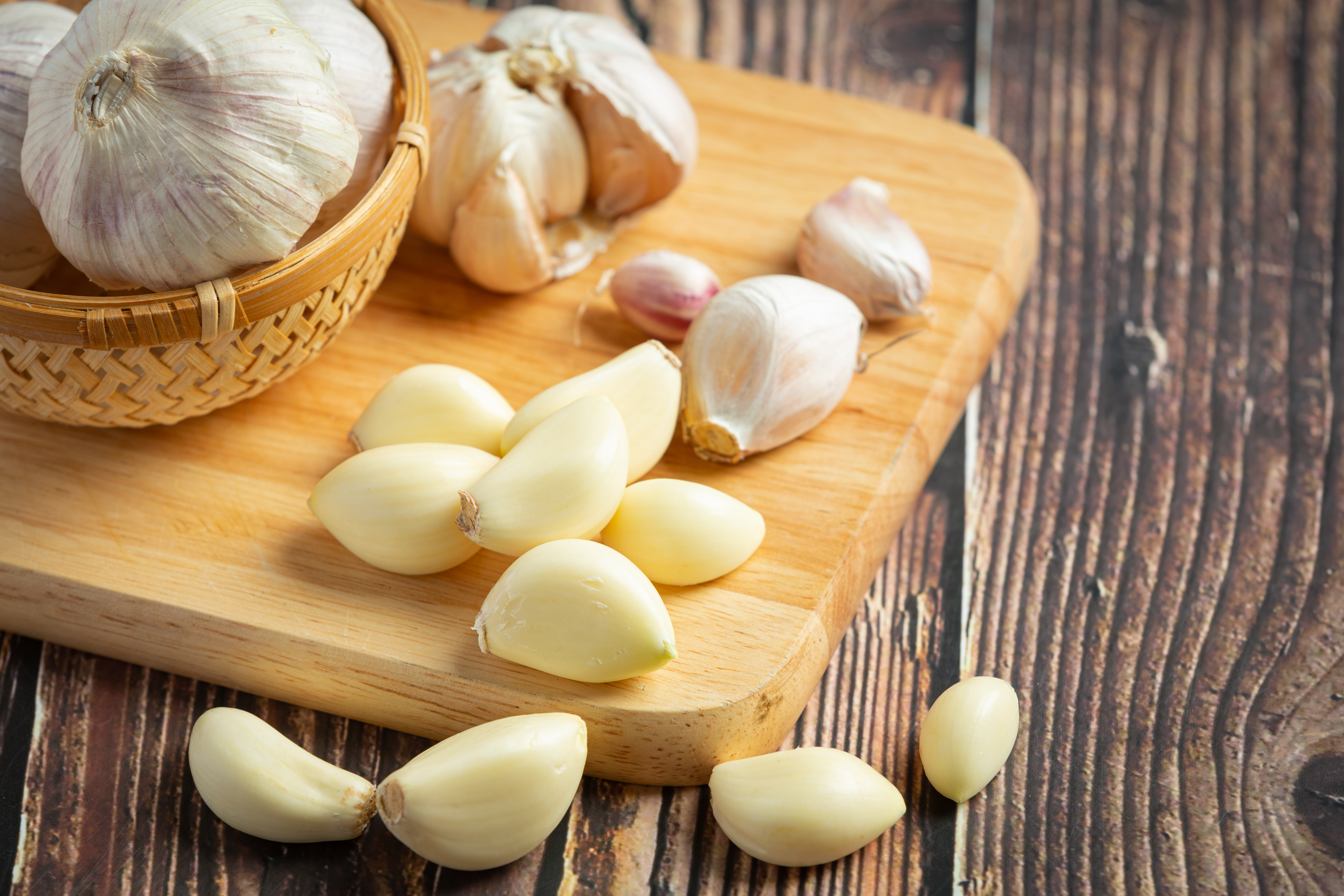 El remedio casero con ajo y vino tinto que cuida la salud de tu corazón