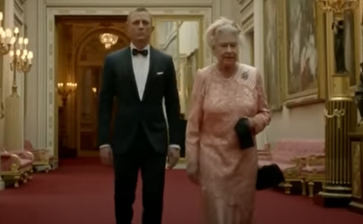 El día que la reina Isabel II "actuó" con James Bond