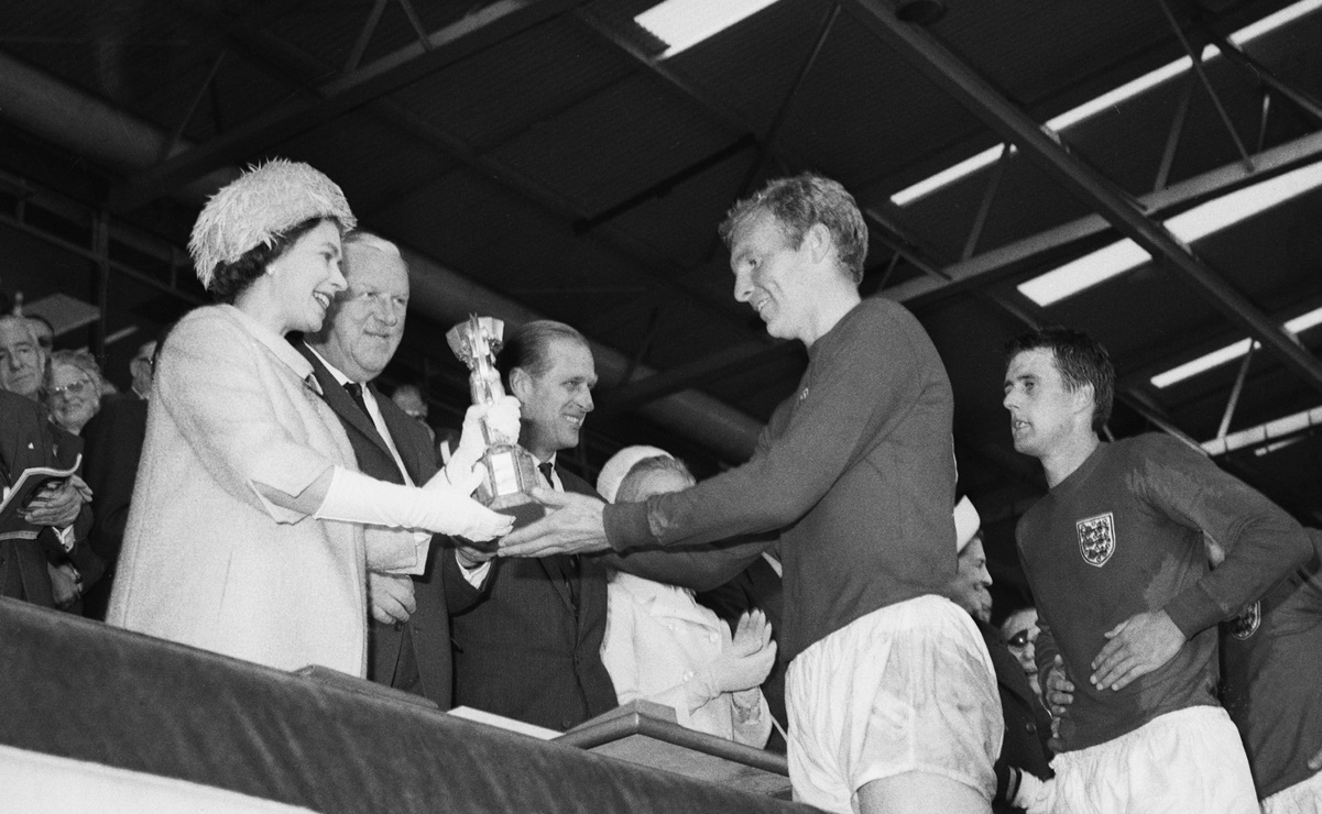 El día que la Reina Isabel II entregó la Copa del Mundo a Inglaterra en el Mundial de 1966