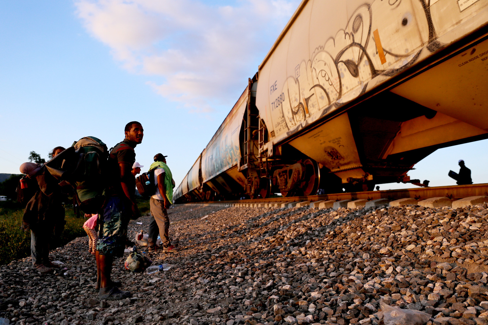 Mueren 2 migrantes al intentar subir a la "Bestia" en movimiento en Coahuila