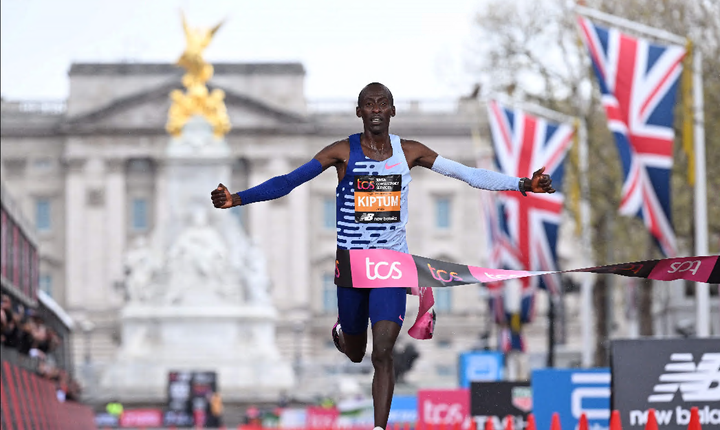 Kelvin Kiptum, poseedor del récord mundial de maratón, muere en fatal accidente de auto