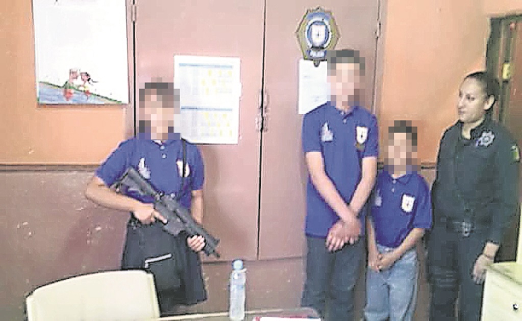 Policía estatal mezcla armas y niños