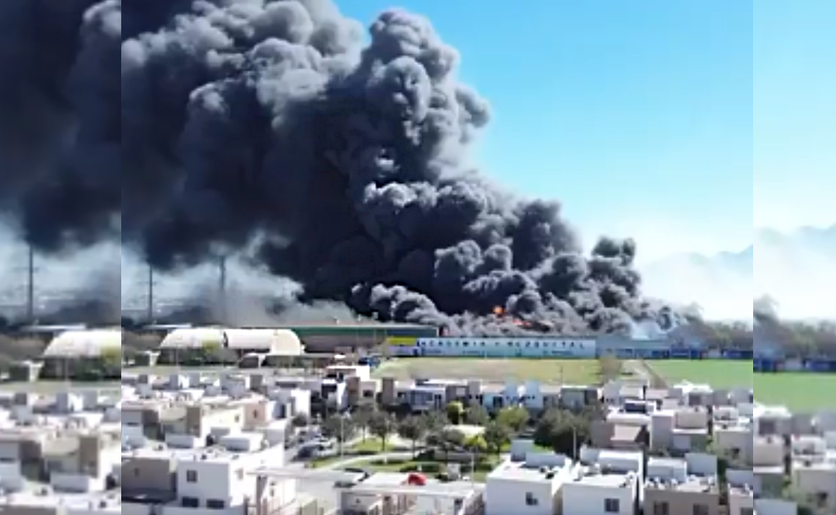 Fuerte incendio consume bodega de plástico y madera en San Nicolás de los Garza, Nuevo León; VIDEOS