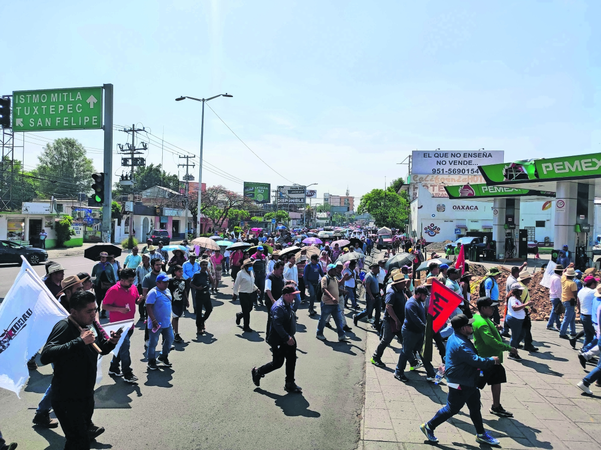 Marchan maestros; señalan a Jara por “actos de represión”