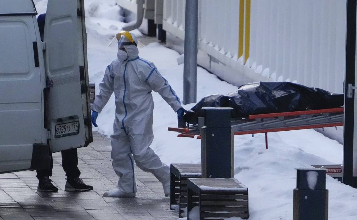 Variante ómicron causa estragos en Rusia; reporta récord de 113 mil casos en un día