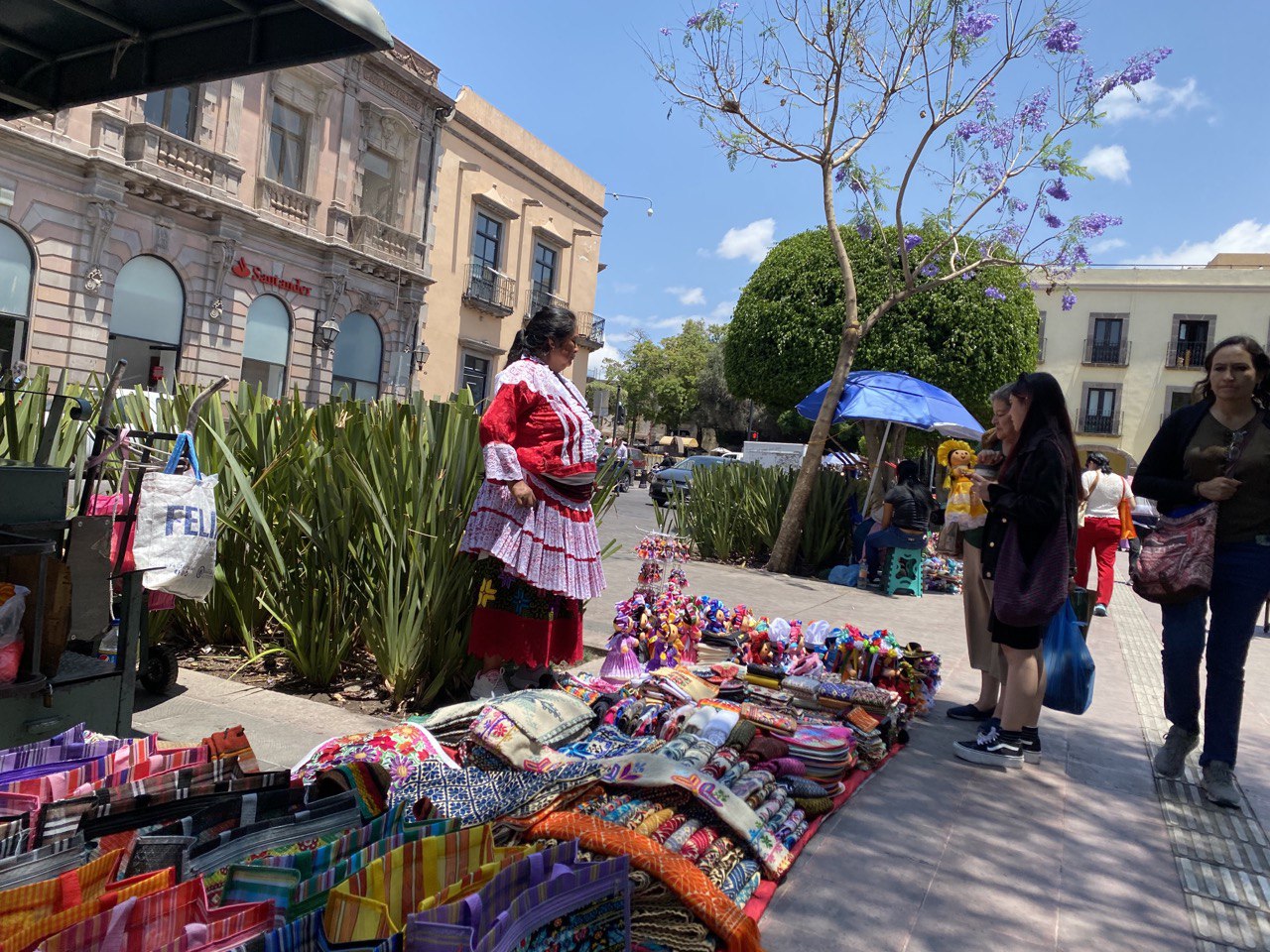 Decomisan mercancía a ambulantes en el centro de Querétaro