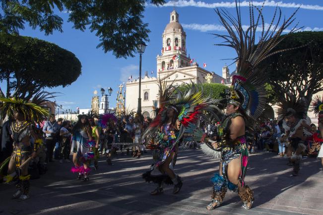 ¡Él es Dios!: concheros. Con danzas y su fe recorren las calles