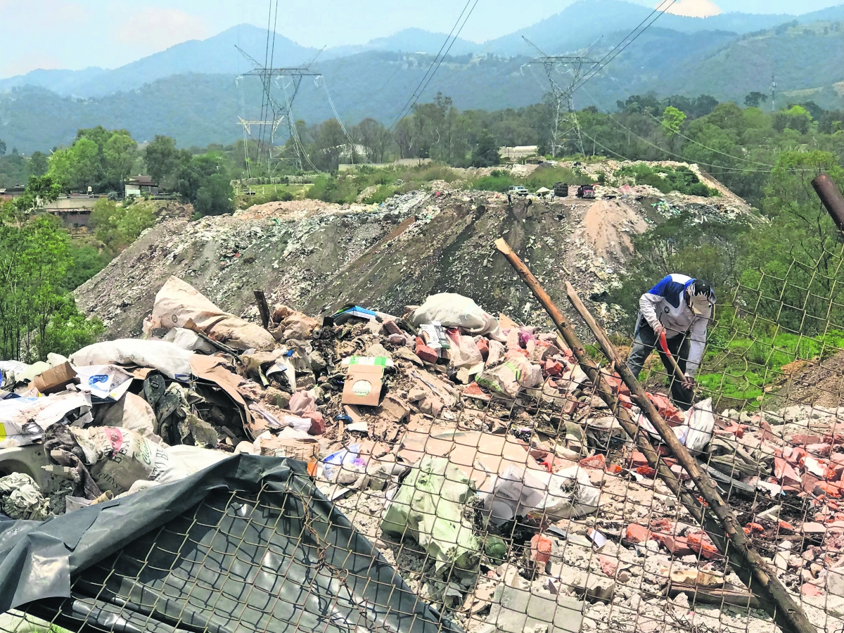 Sin freno, vertido de cascajo en barrancas en Naucalpan