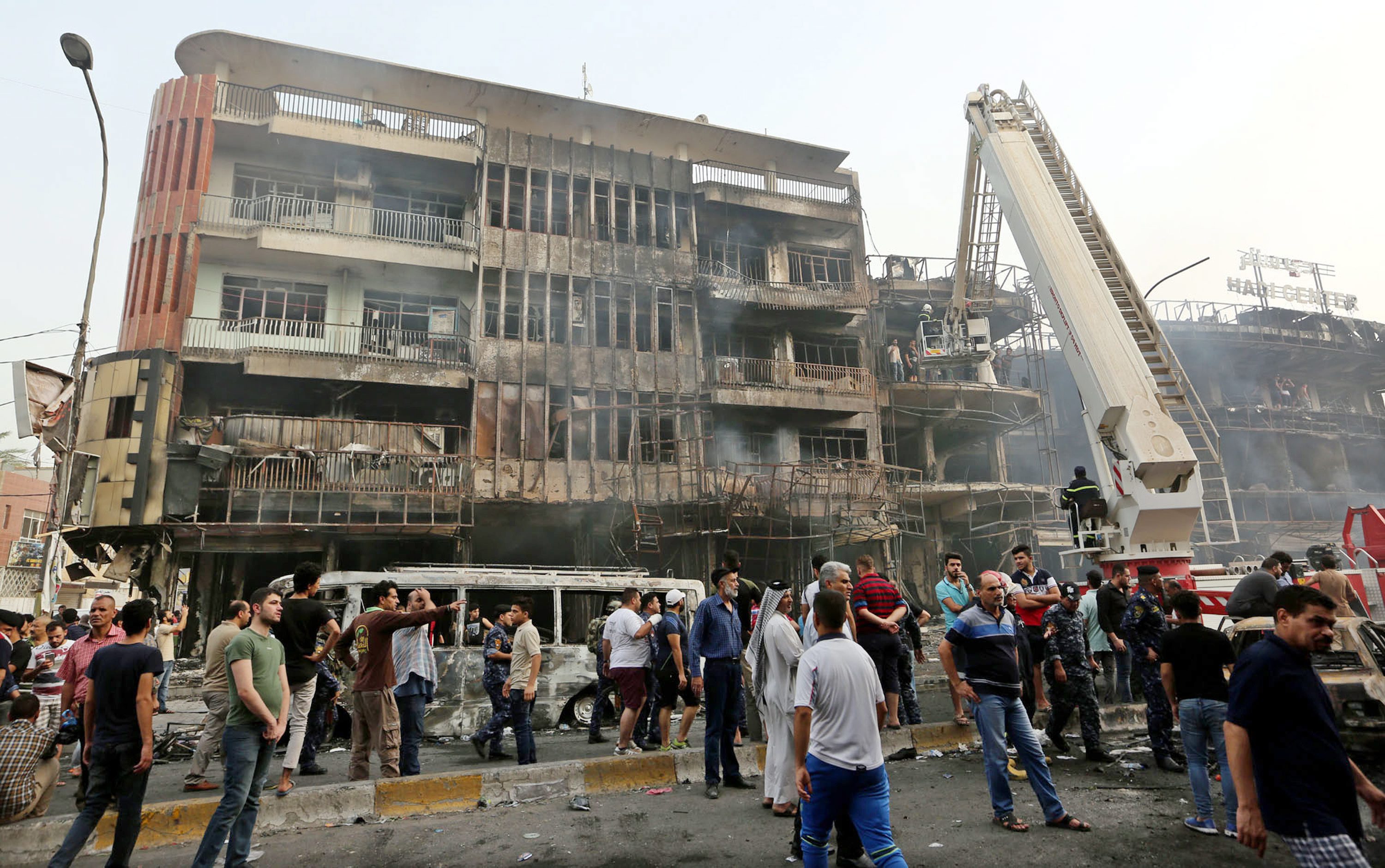 Atentado con coche bomba en Bagdad deja 80 muertos