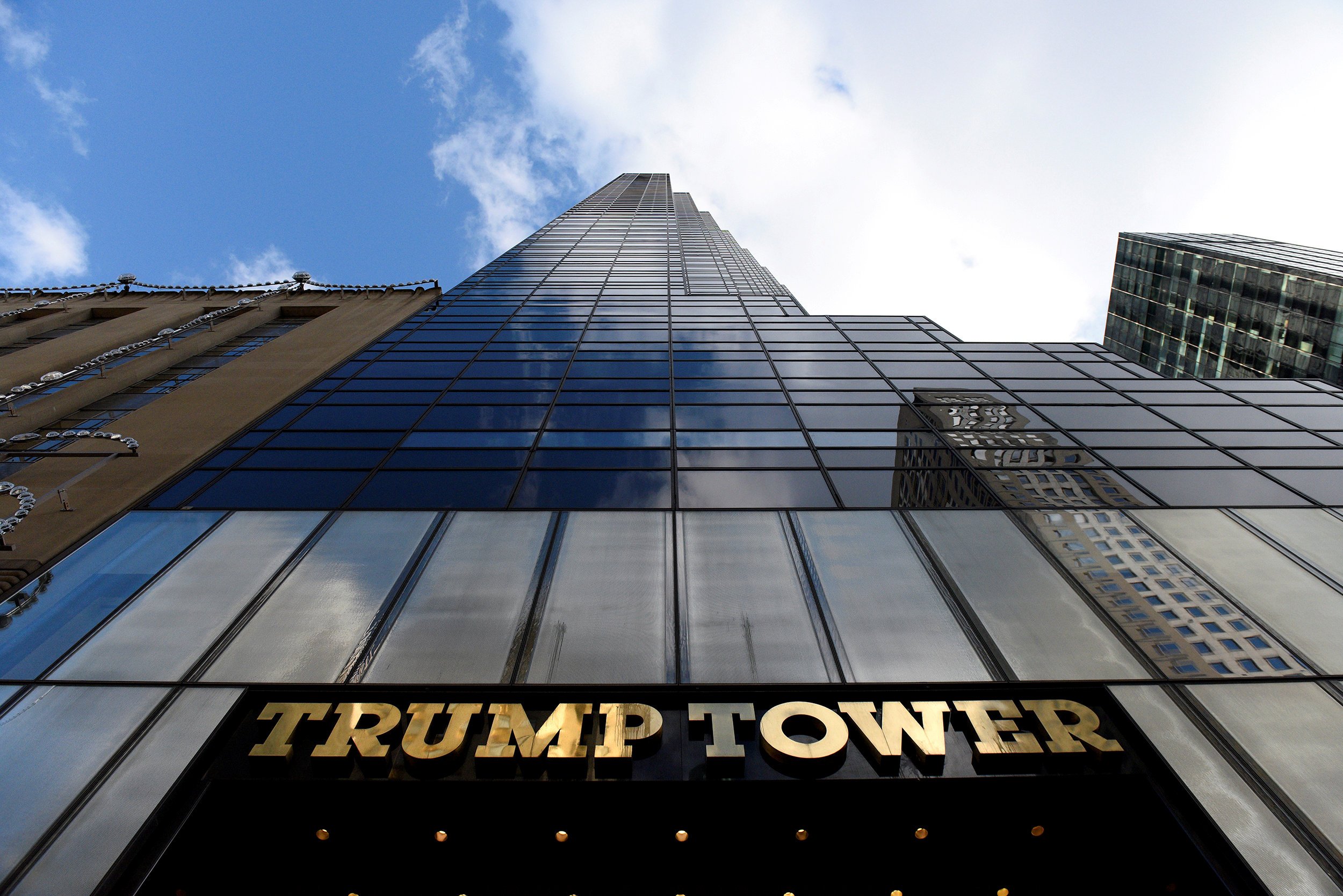 Evacúan Trump Tower por bolsa sospechosa... llena de juguetes