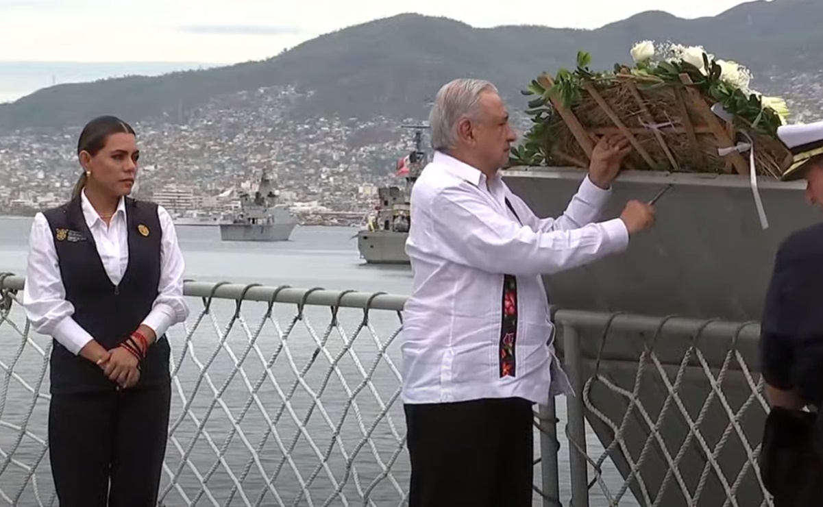 AMLO deposita ofrenda floral en el mar por marinos fallecidos y desaparecidos tras paso del huracán "Otis"