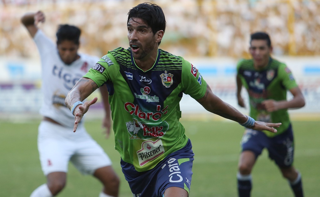 “Loco” Abreu será técnico y jugador a sus 42 años  