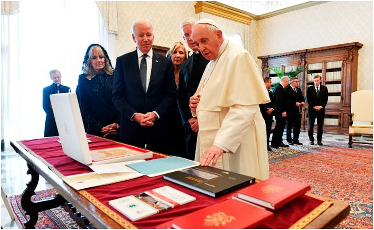 El papa Francisco le dijo a Biden que debería "seguir recibiendo la comunión"