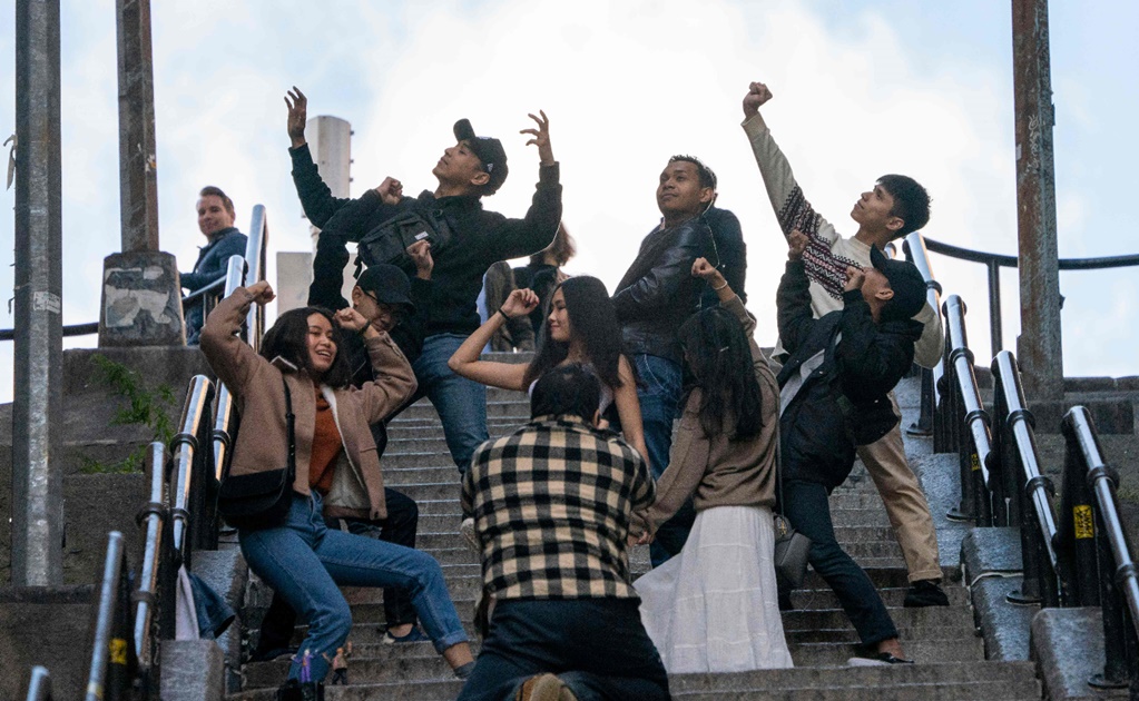 Turistas desatan locura en las escaleras donde baila Joker