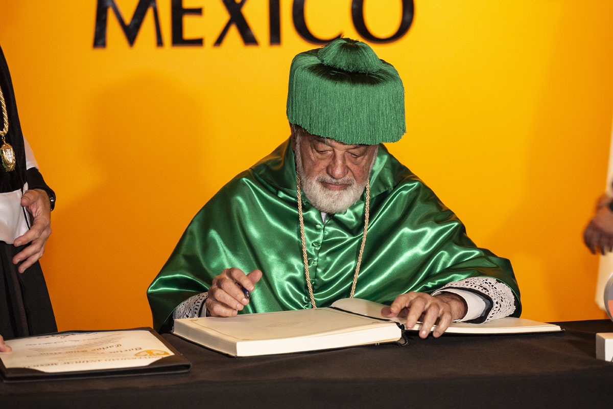Carlos Slim, arropado por su familia recibe doctorado 'honoris causa'