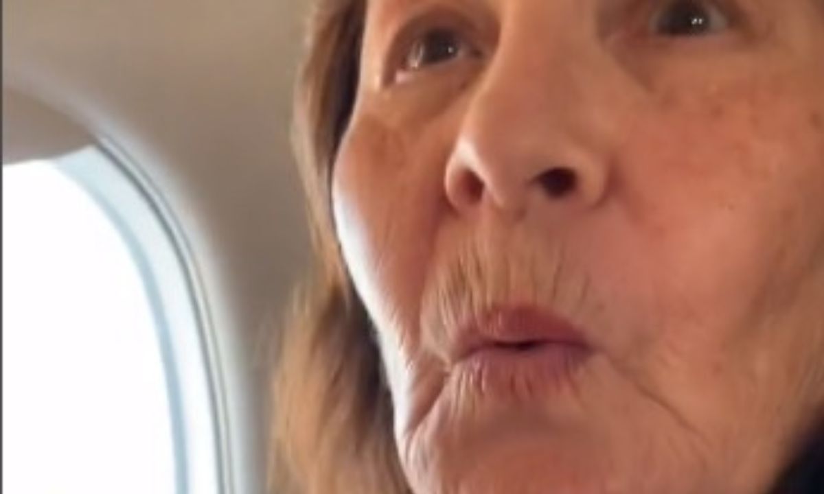 Abuela emociona en la red al volar por primera vez en avión