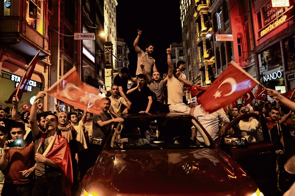 Gobierno turco realiza purga tras el fallido golpe de Estado 