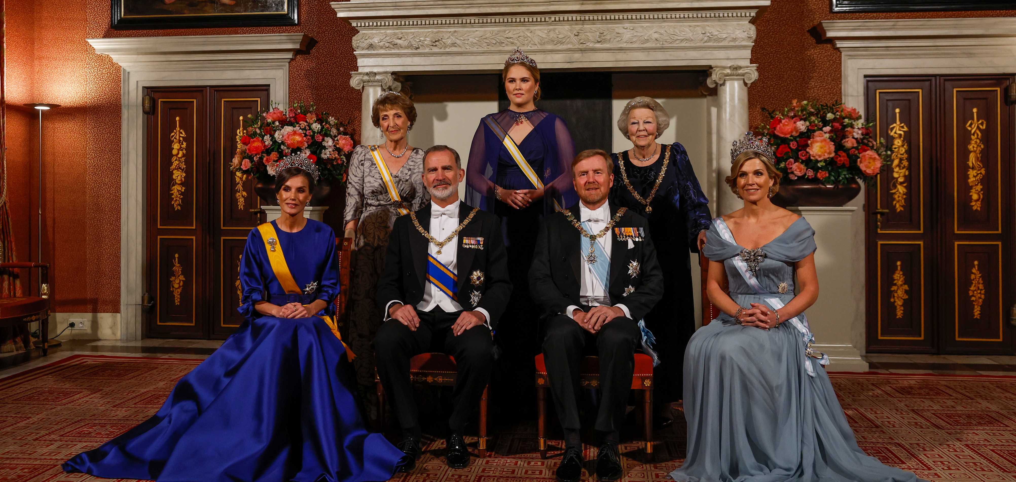 La reina Letizia causa preocupación al sentarse en el besamanos en Países Bajos