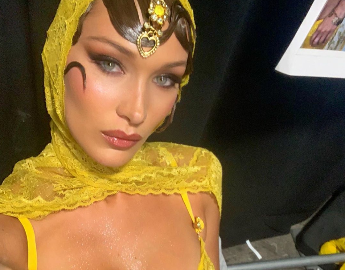 Bella Hadid lo enseña todo con minibikini