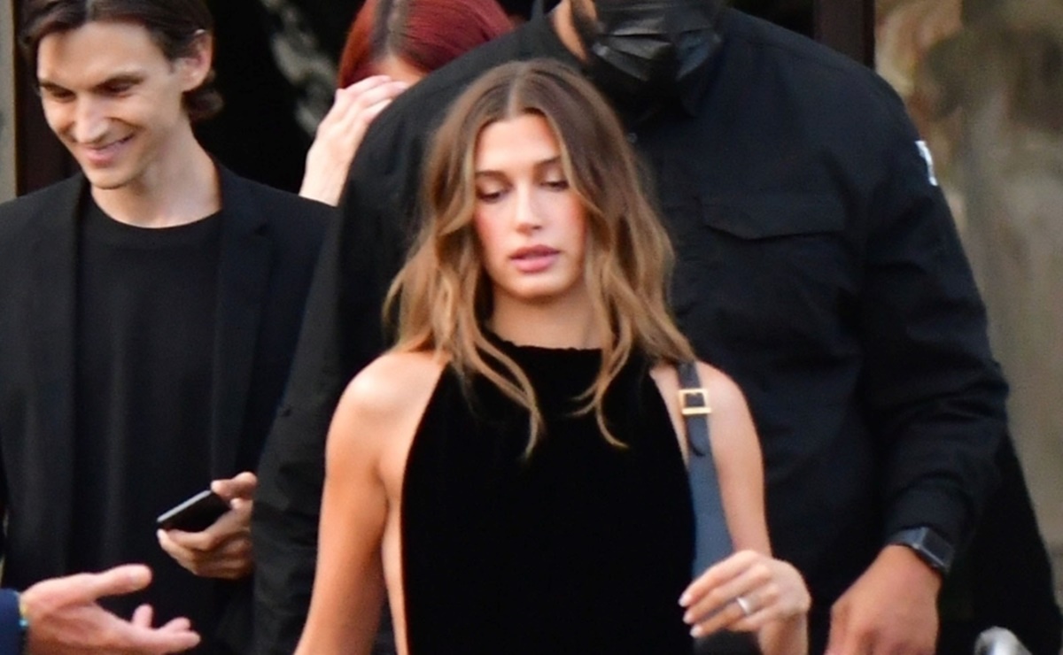 Hailey Bieber luce piernas tonificadas con romper negro en Venecia