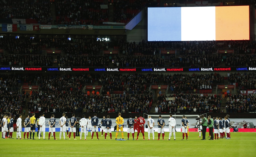 Entona Wembley Marsellesa por víctimas de París