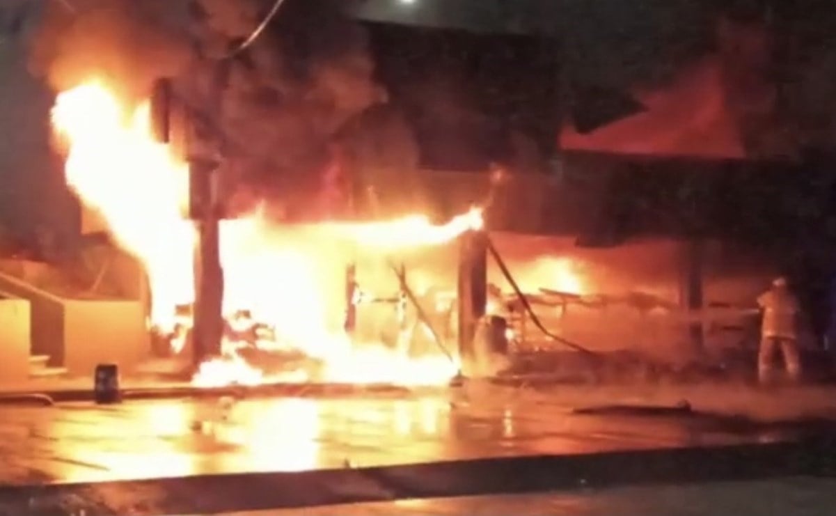 Incendian tienda Oxxo en León ante operativo policial