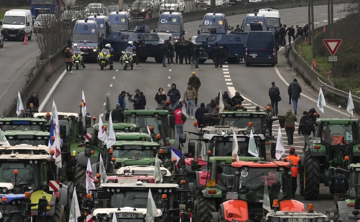 Protestas agrícolas en Europa: Retiran bloqueos carreteros en Francia y siguen las protestas en España