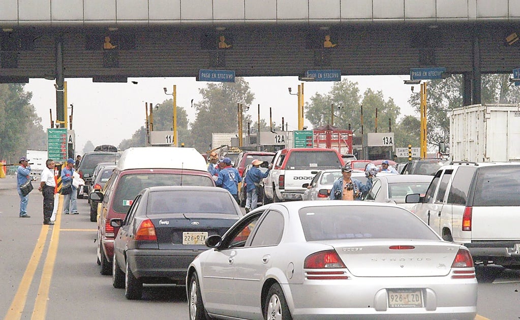 Bloquean autopista México-Querétaro por alza en precio de gasolina