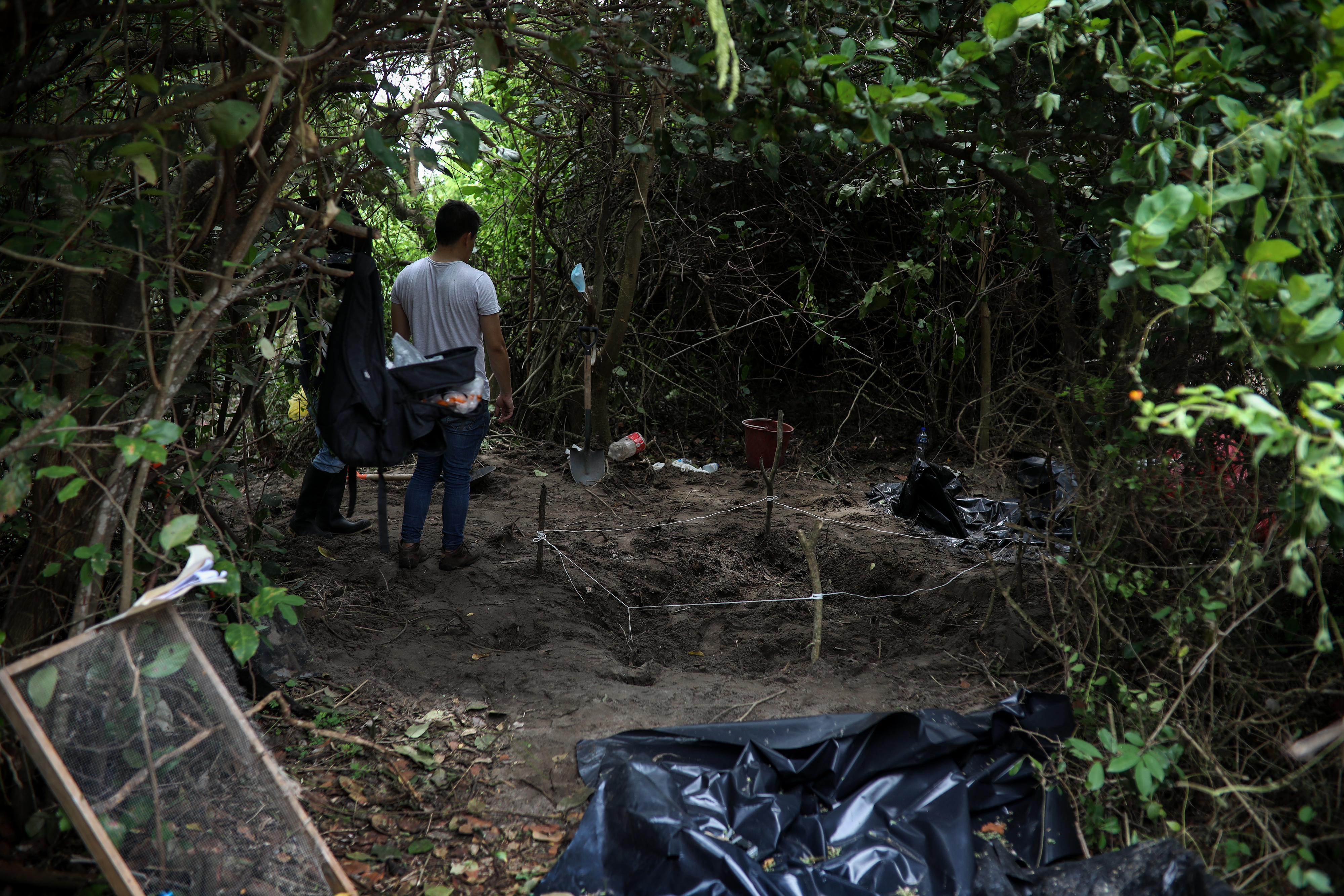 Encuentran credenciales de dos personas en mega fosa de Veracruz