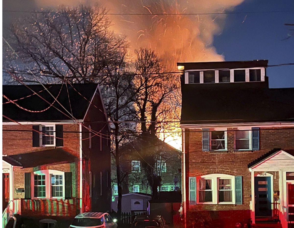 Explota una casa en Arlington  durante cateo de la policía. VIDEO