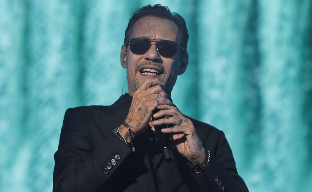 Marc Anthony pone a cantar y a bailar salsa a su público mexicano 