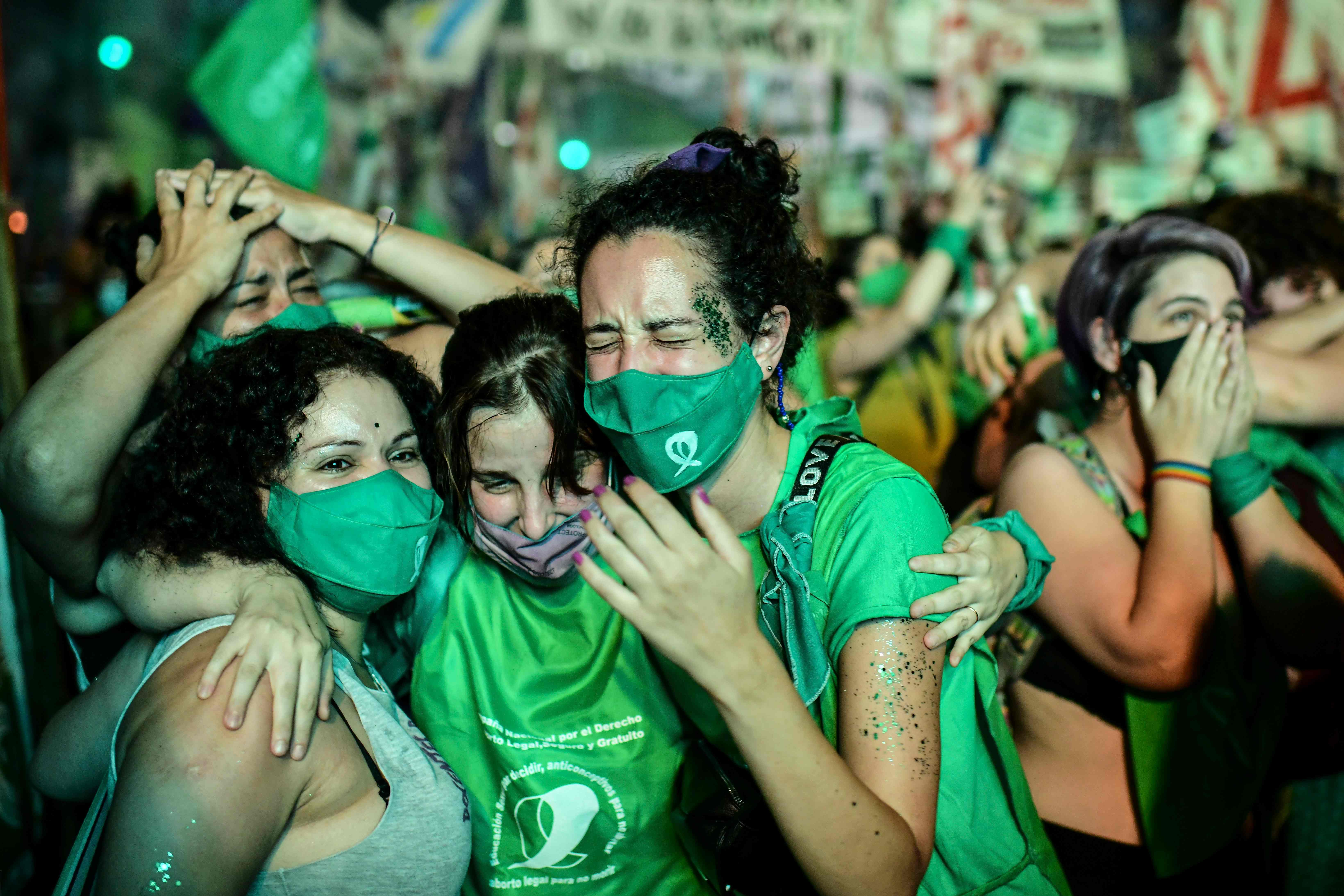 Argentina legaliza el aborto en una histórica votación en el Senado