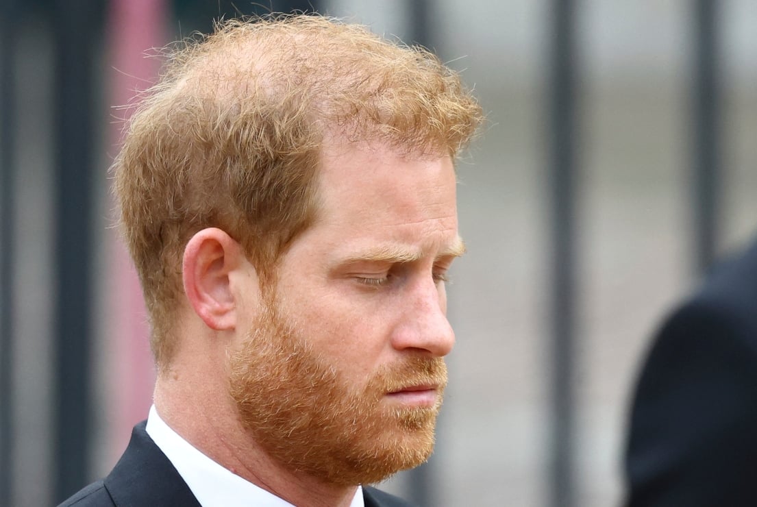 Un príncipe Harry con ojos llorosos durante el funeral de Isabel II
